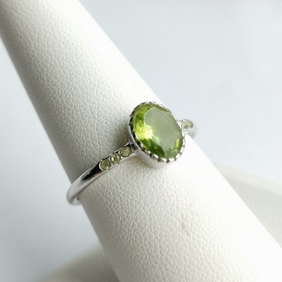 HOST PICK!Peridot gemstone ring in Sterling Silver sz 6 - Picture 3 of 9